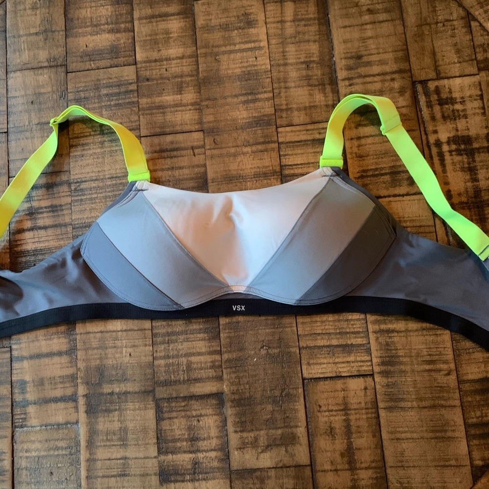 Victoria’s Secret Ultimate Sports Bra 32C VSX NWOT